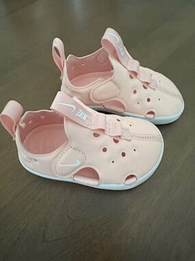 Nike Sunray protect 4 toddler water shoes- size 4c